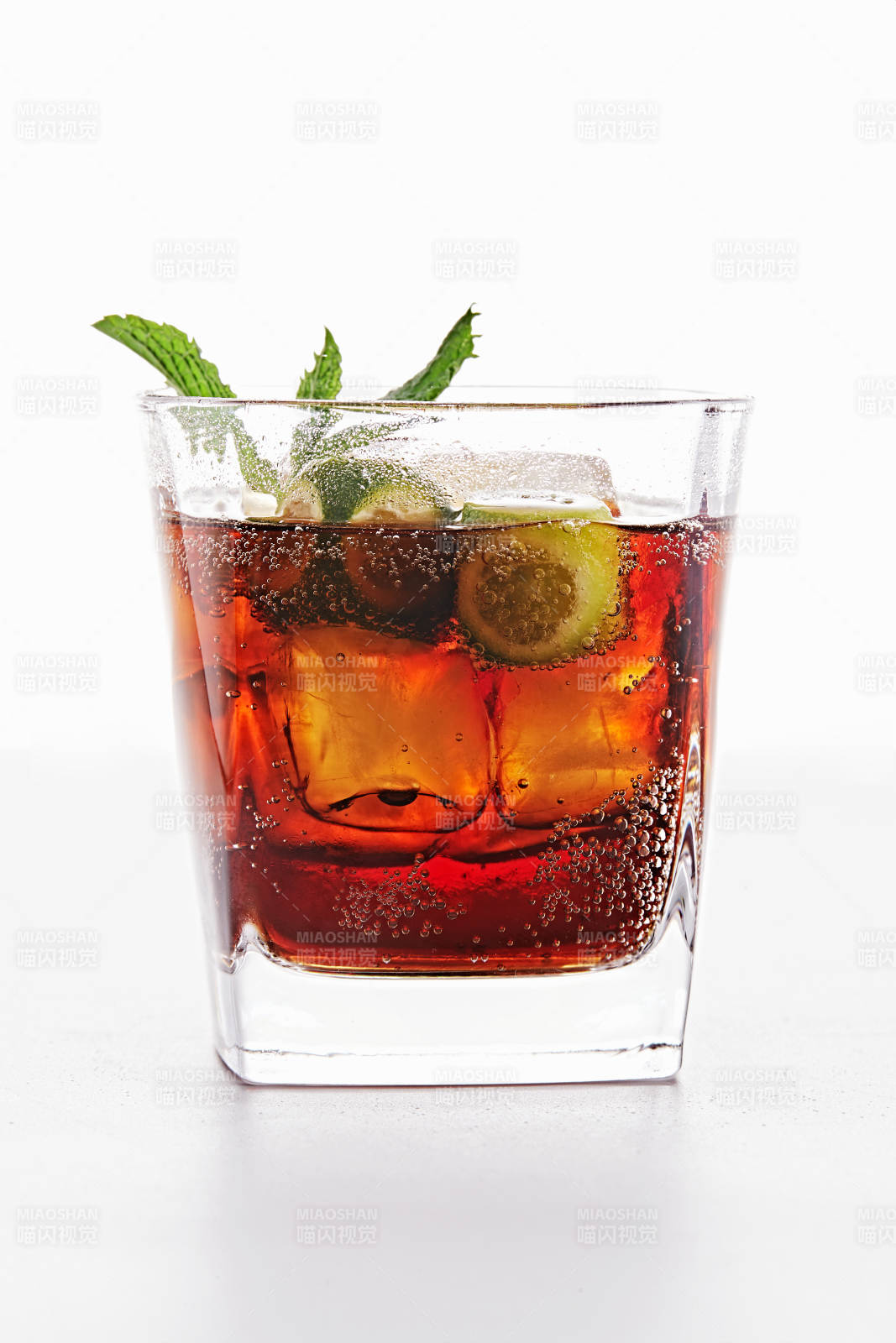 透明玻璃被装的满是冰块清凉解暑的碳酸饮料图片