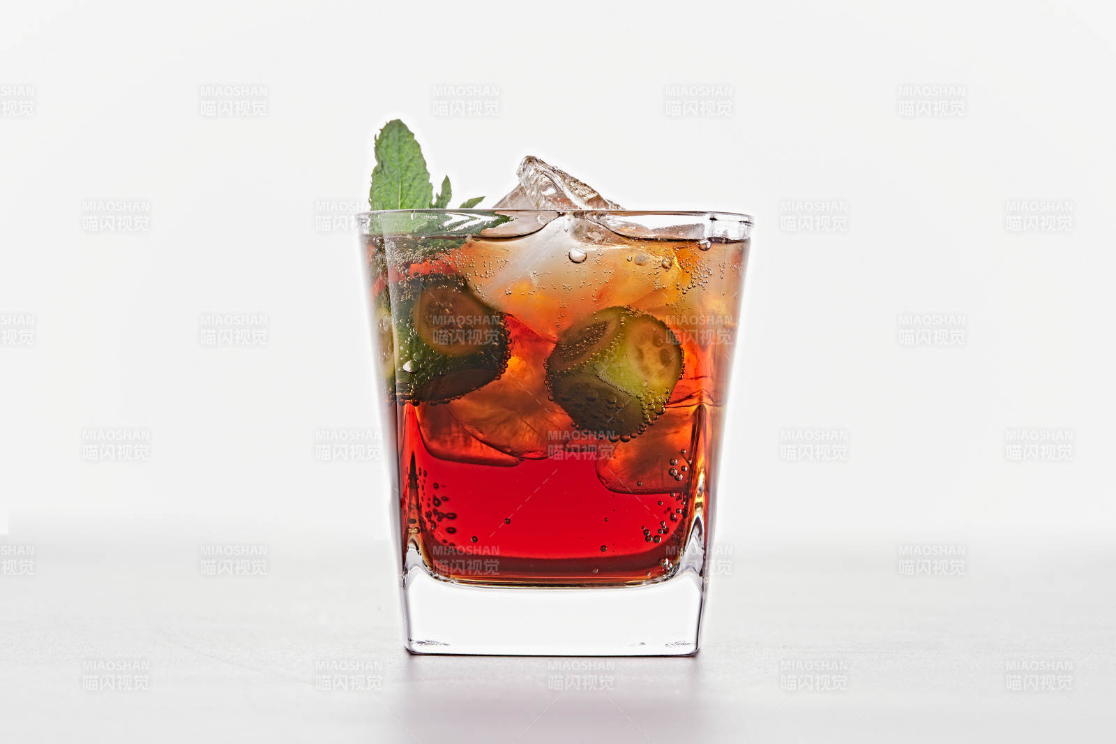 透明玻璃被装的满是冰块清凉解暑的碳酸饮料图片