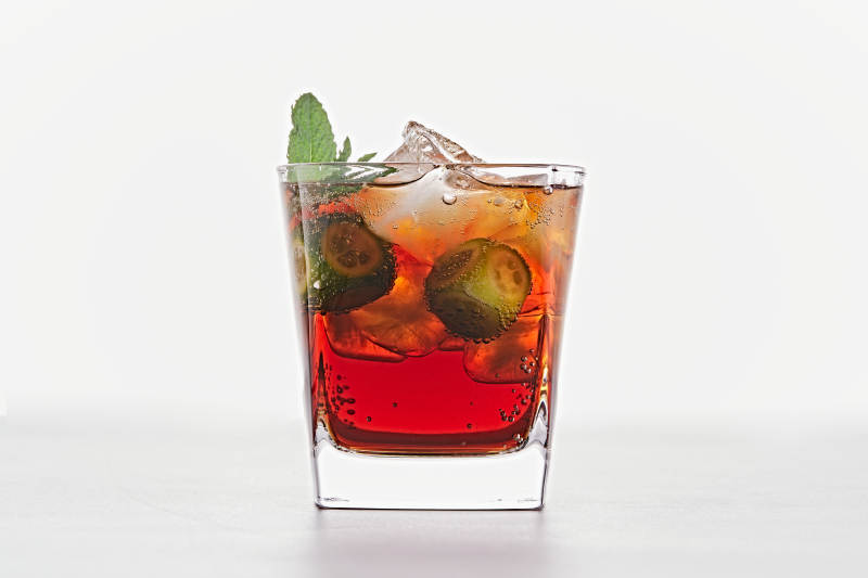 透明玻璃被装的满是冰块清凉解暑的碳酸饮料图片