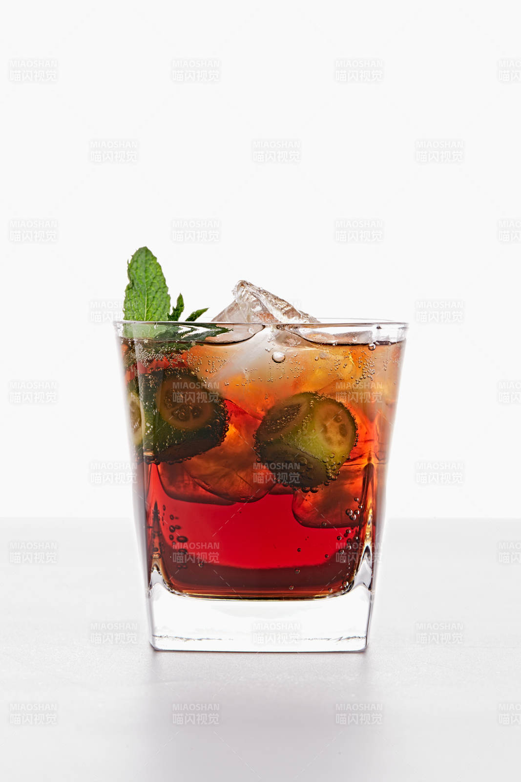 透明玻璃被装的满是冰块清凉解暑的碳酸饮料图片