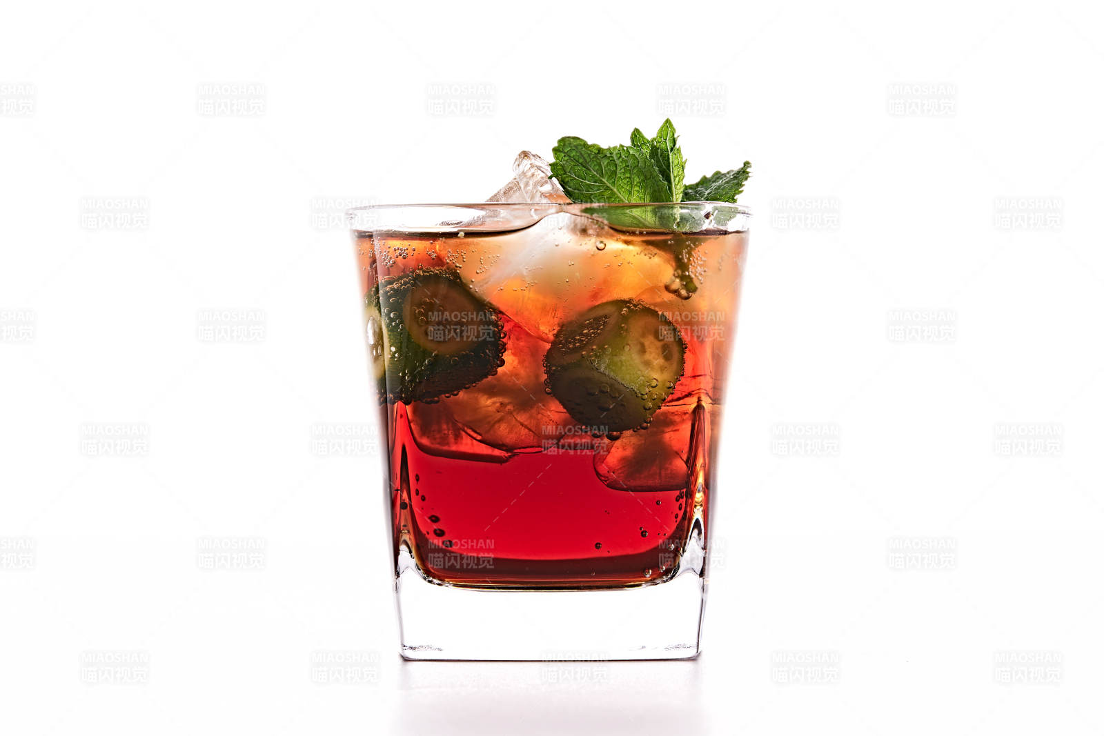 透明玻璃被装的满是冰块清凉解暑的碳酸饮料图片