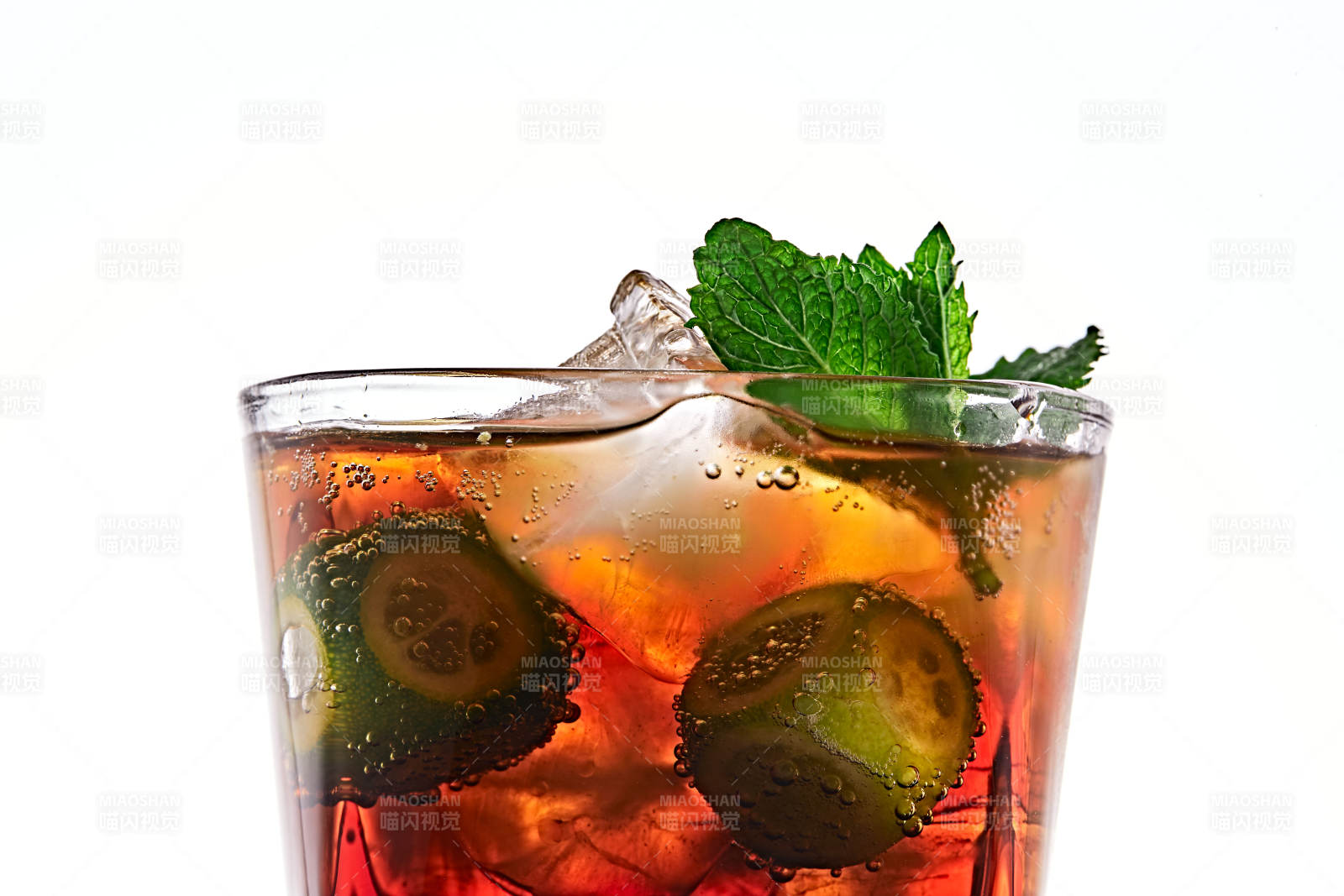 透明玻璃被装的满是冰块清凉解暑的碳酸饮料图片