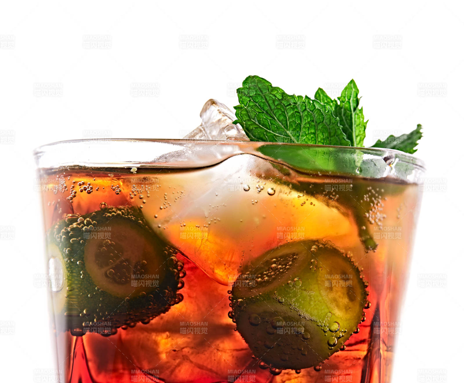 透明玻璃被装的满是冰块清凉解暑的碳酸饮料图片