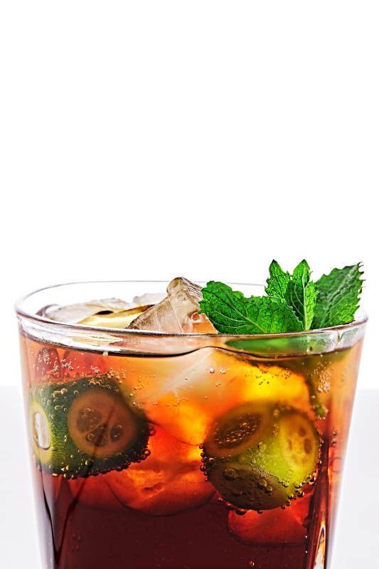 透明玻璃被装的满是冰块清凉解暑的碳酸饮料图片