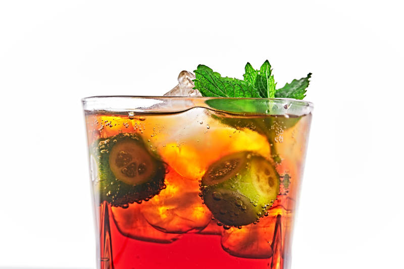 透明玻璃被装的满是冰块清凉解暑的碳酸饮料图片