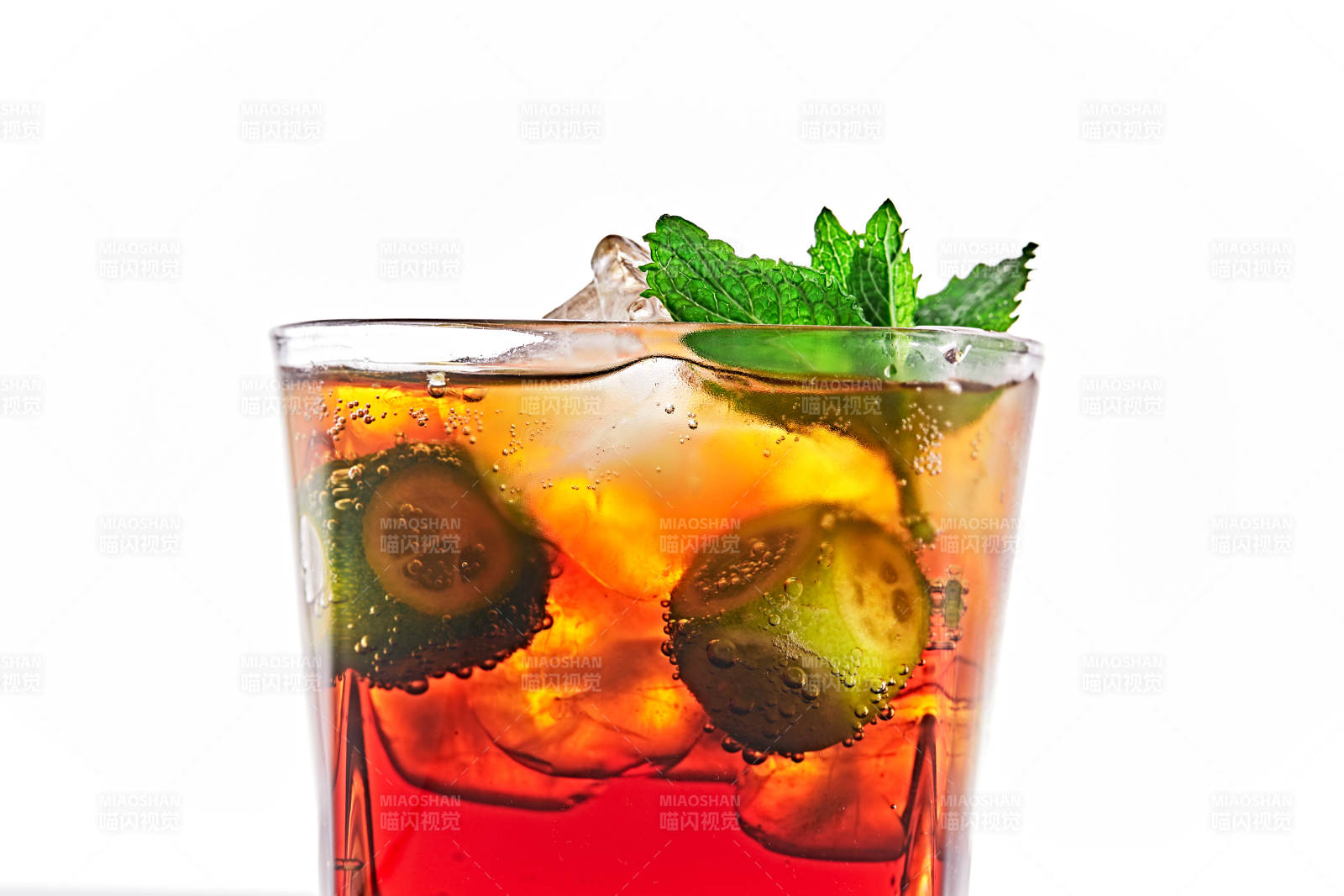 透明玻璃被装的满是冰块清凉解暑的碳酸饮料图片