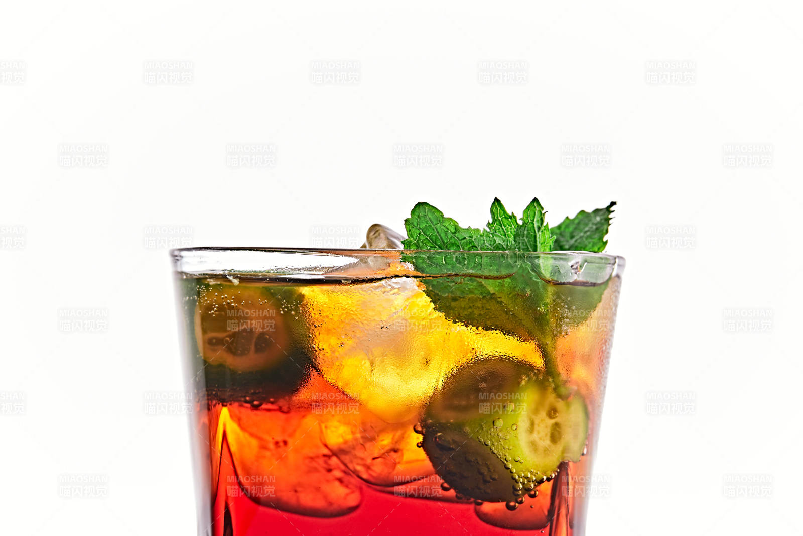 透明玻璃被装的满是冰块清凉解暑的碳酸饮料图片