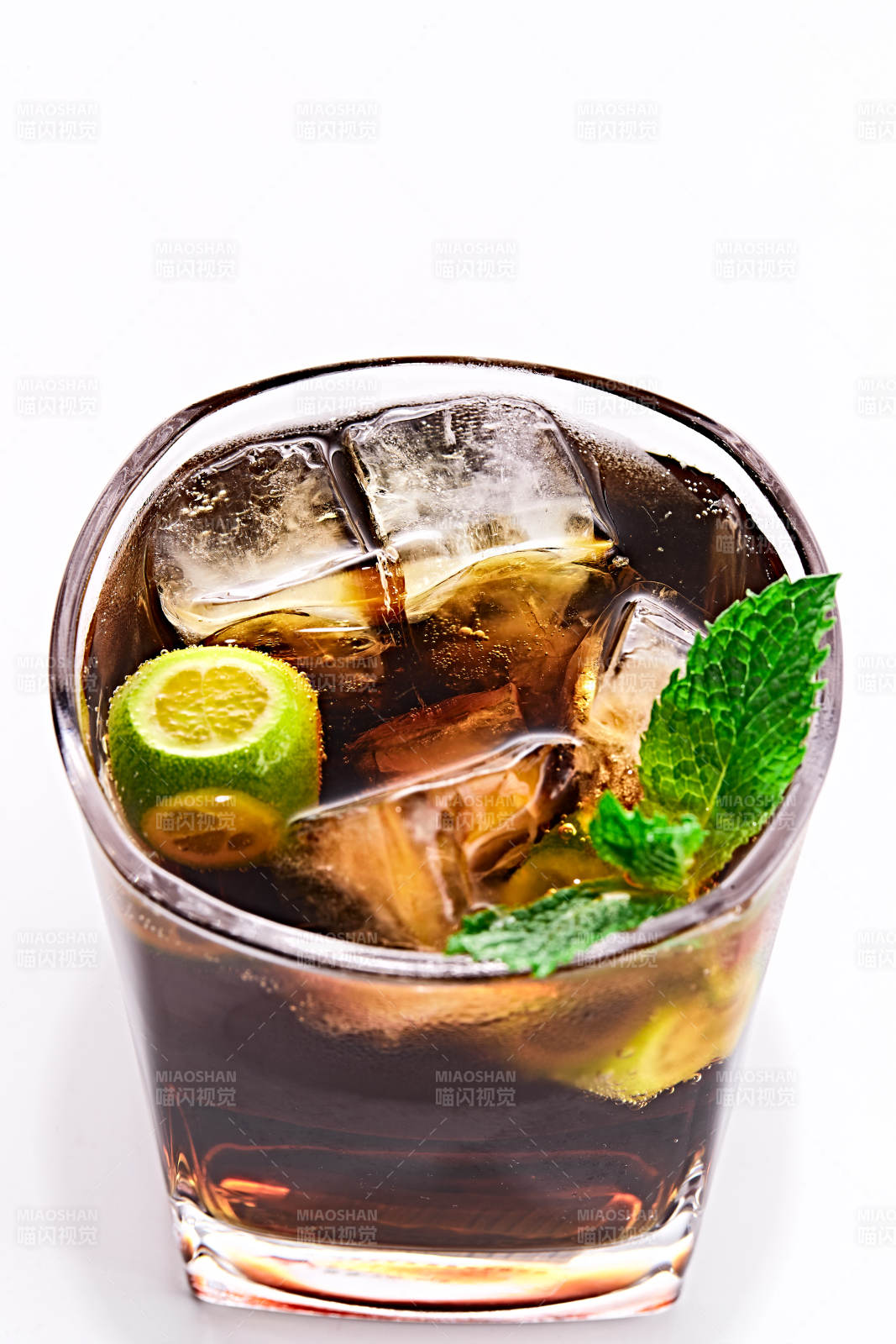 透明玻璃被装的满是冰块清凉解暑的碳酸饮料图片