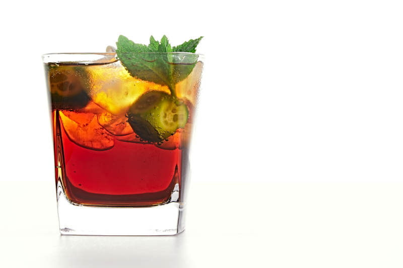 透明玻璃被装的满是冰块清凉解暑的碳酸饮料图片