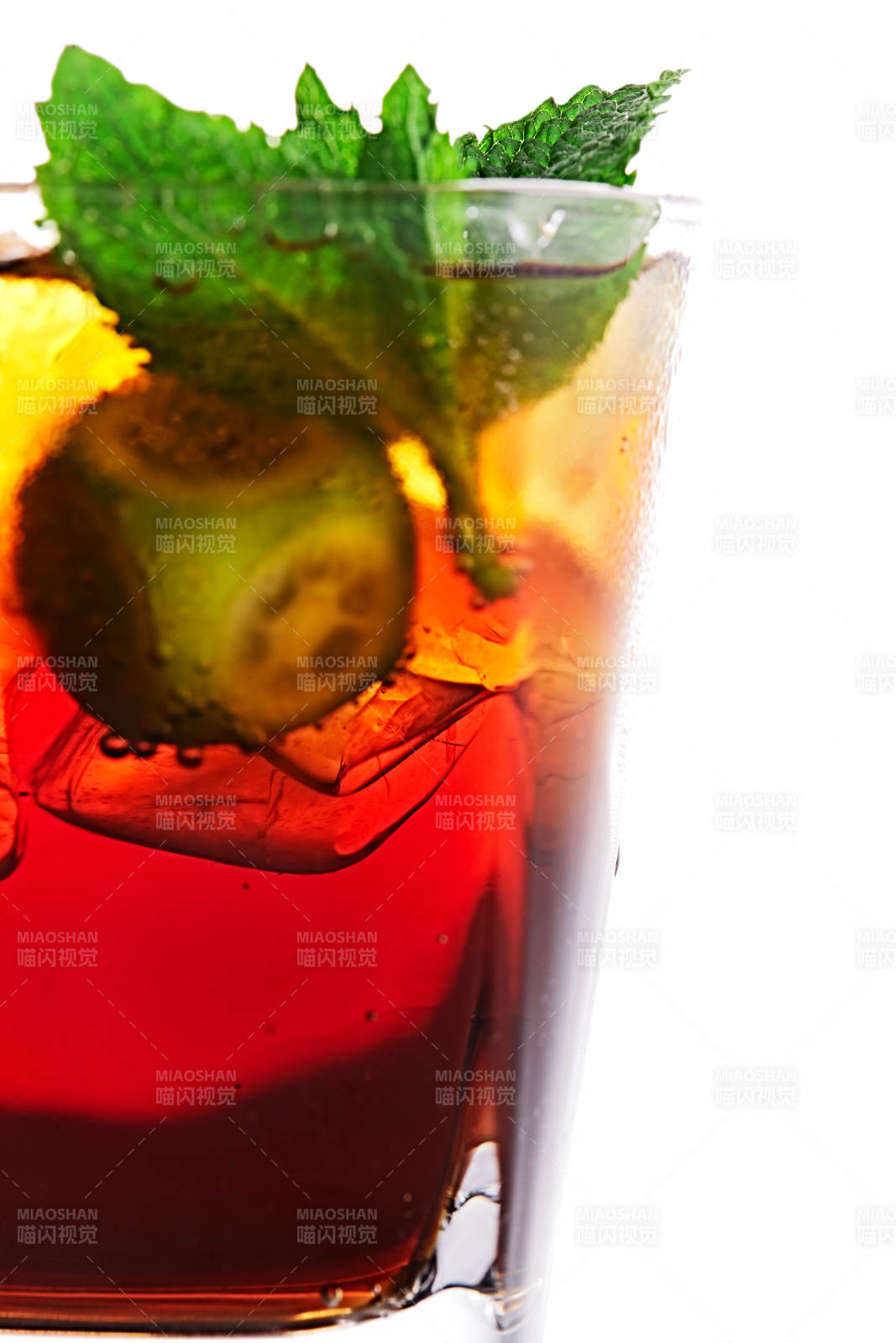 透明玻璃被装的满是冰块清凉解暑的碳酸饮料图片