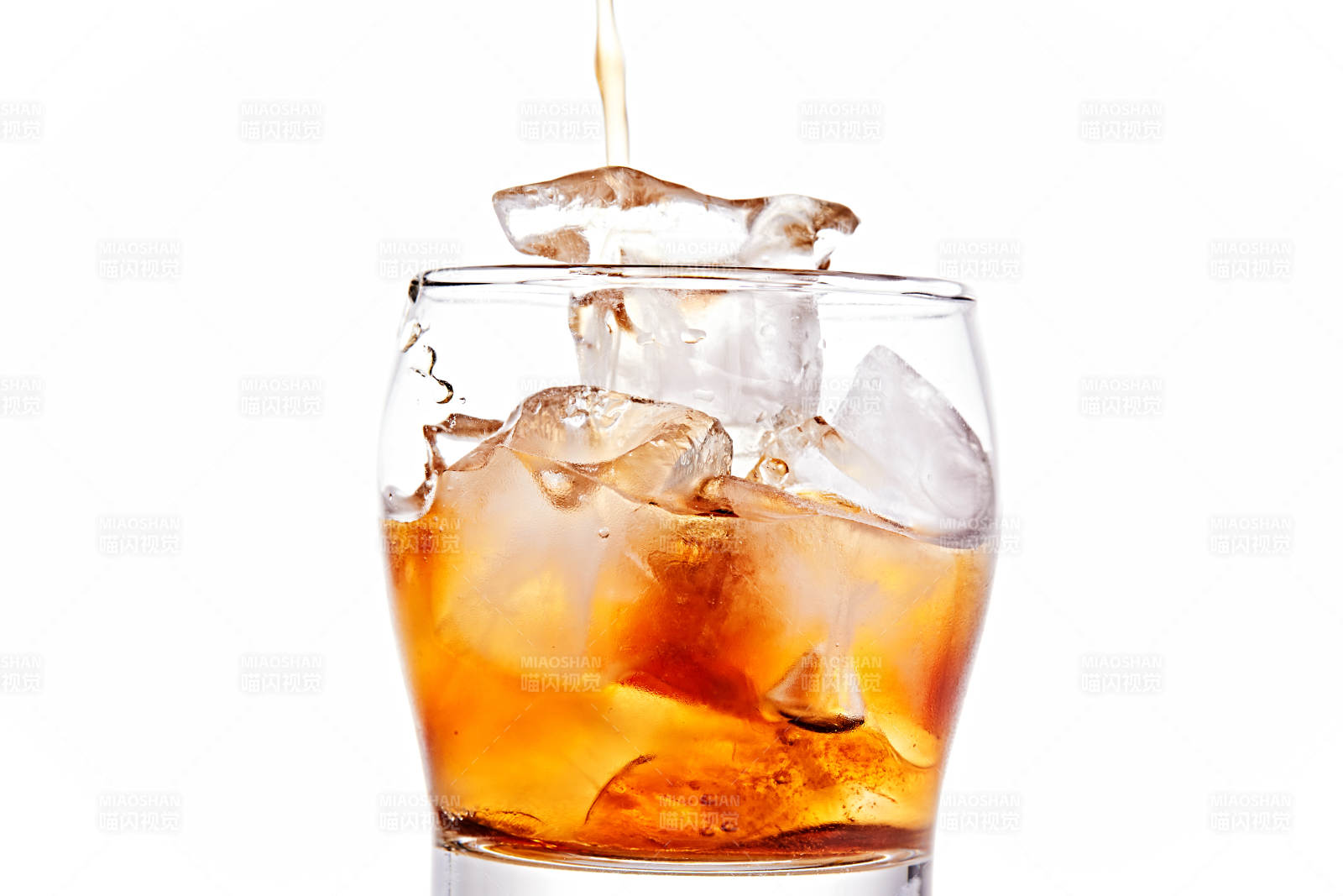 透明玻璃被装的满是冰块清凉解暑的碳酸饮料图片