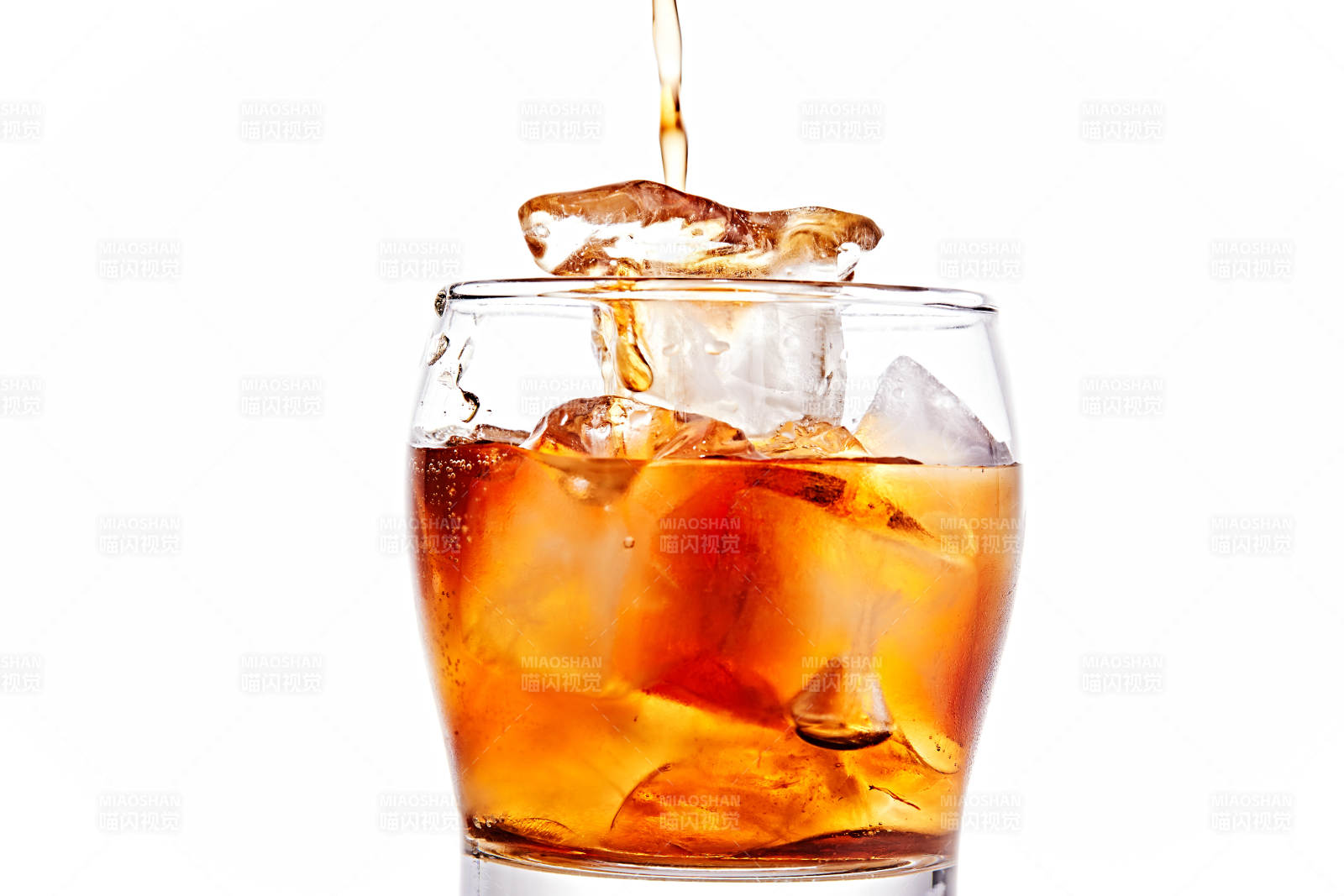 透明玻璃被装的满是冰块清凉解暑的碳酸饮料图片