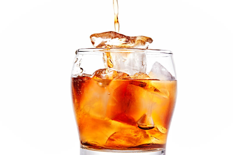 透明玻璃被装的满是冰块清凉解暑的碳酸饮料图片