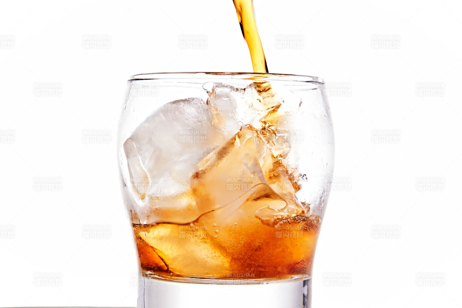 透明玻璃被装的满是冰块清凉解暑的碳酸饮料图片