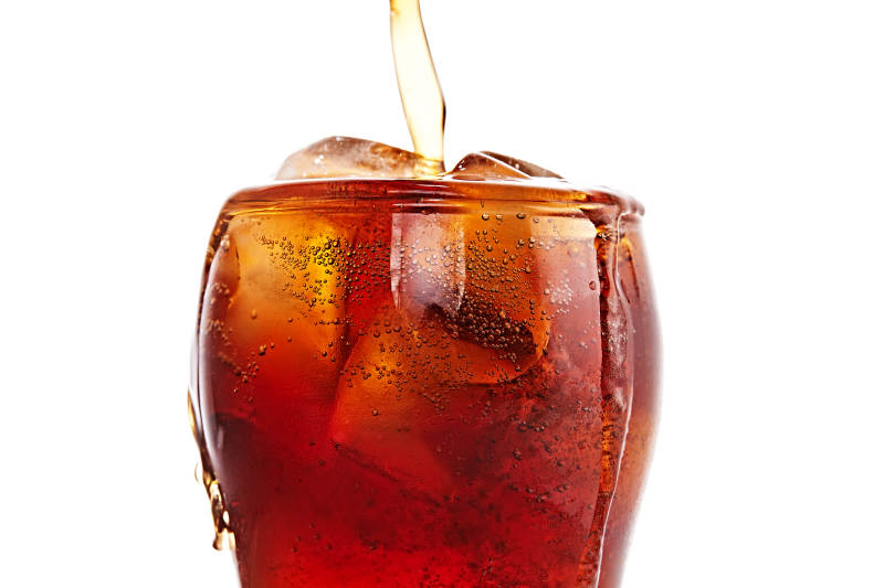 透明玻璃被装的满是冰块清凉解暑的碳酸饮料图片
