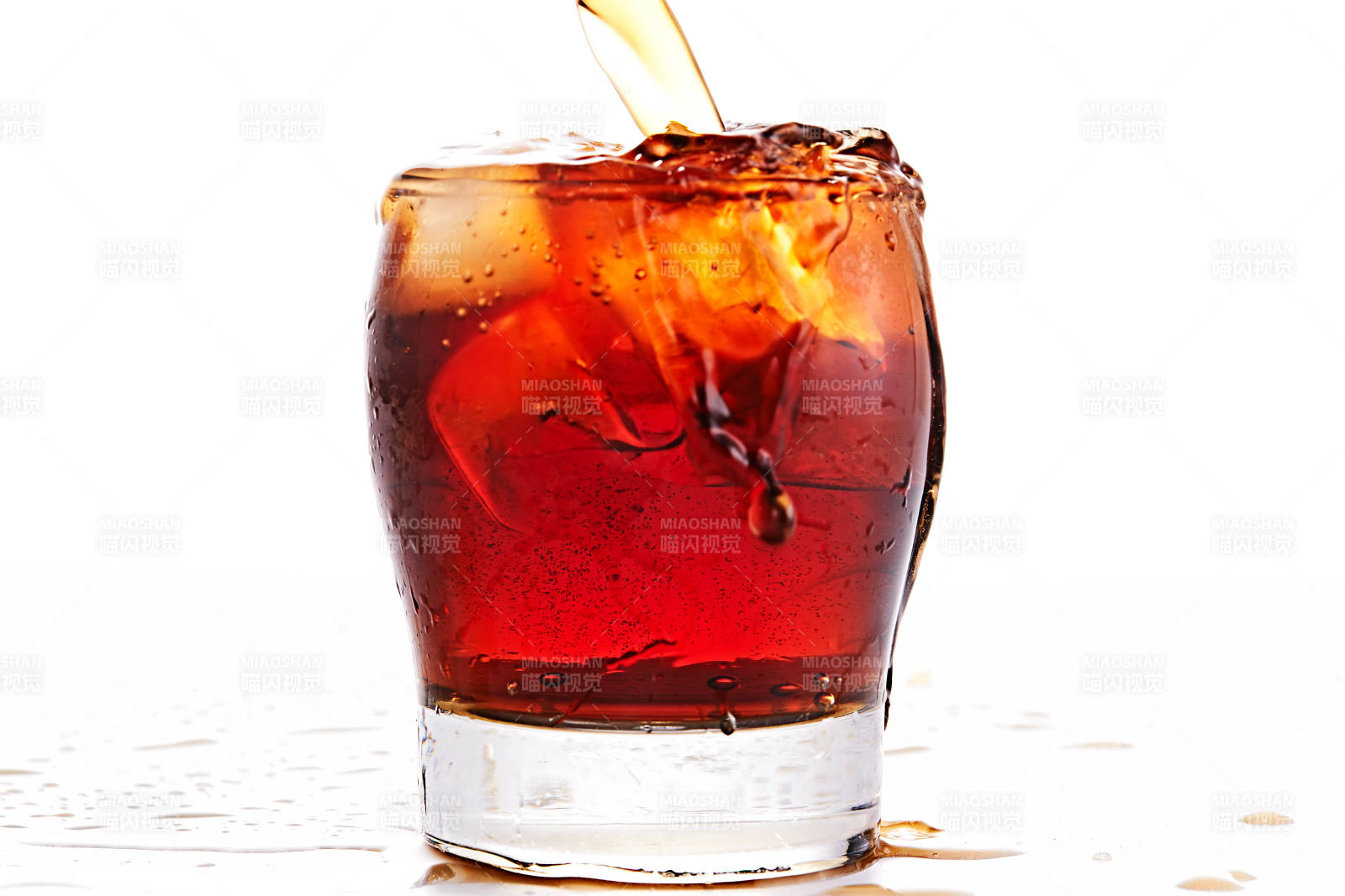 透明玻璃被装的满是冰块清凉解暑的碳酸饮料图片