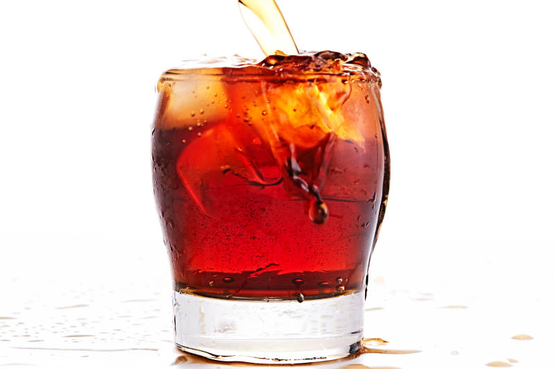 透明玻璃被装的满是冰块清凉解暑的碳酸饮料图片