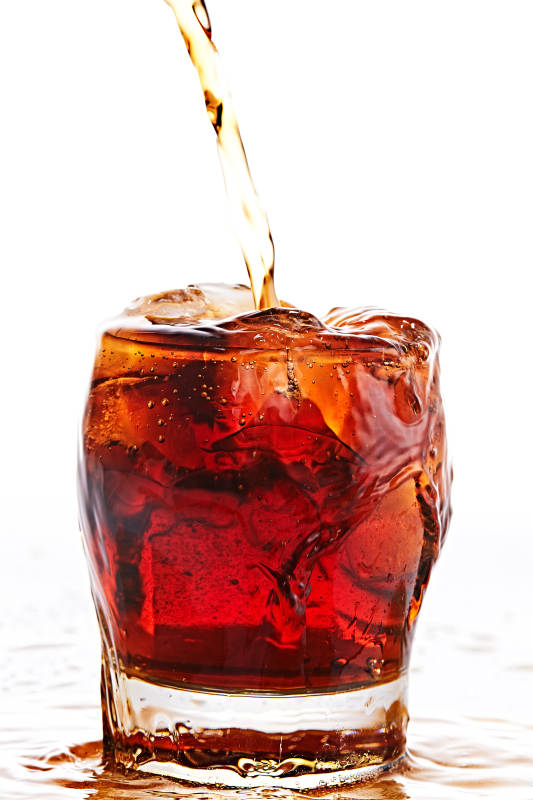 透明玻璃被装的满是冰块清凉解暑的碳酸饮料图片