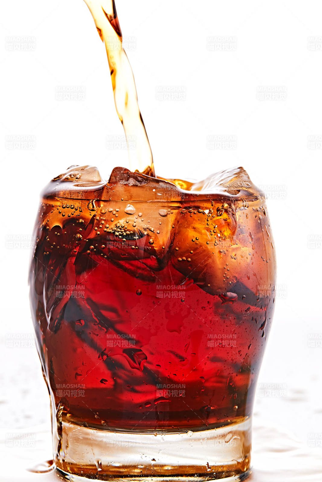 透明玻璃被装的满是冰块清凉解暑的碳酸饮料图片