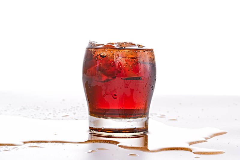 透明玻璃被装的满是冰块清凉解暑的碳酸饮料图片