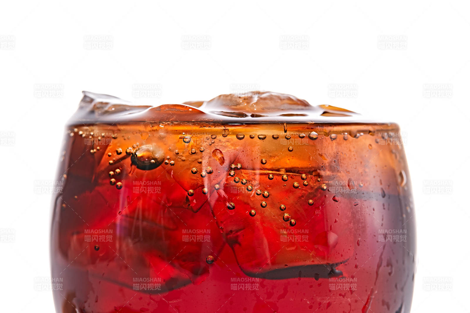 透明玻璃被装的满是冰块清凉解暑的碳酸饮料图片