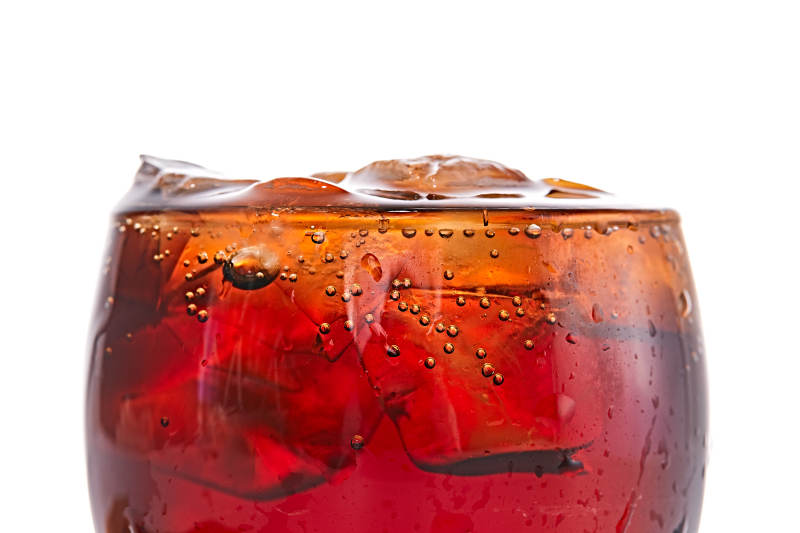 透明玻璃被装的满是冰块清凉解暑的碳酸饮料图片