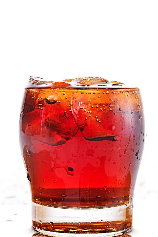 透明玻璃被装的满是冰块清凉解暑的碳酸饮料图片