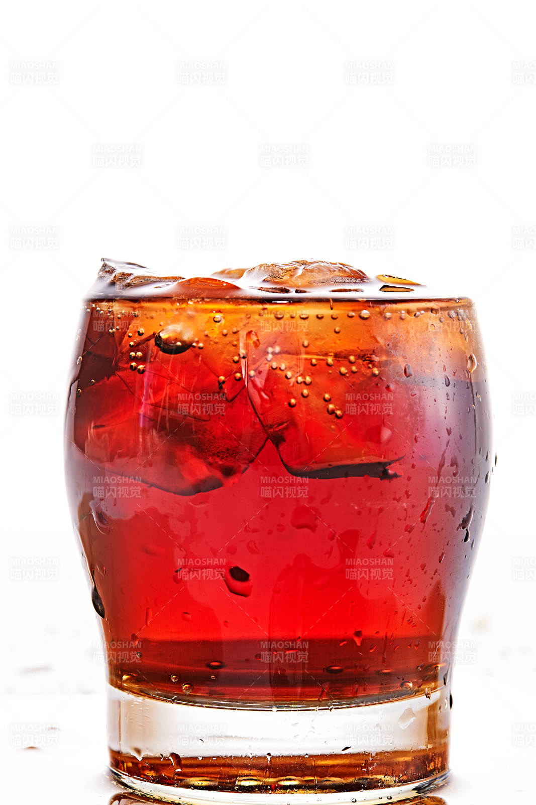 透明玻璃被装的满是冰块清凉解暑的碳酸饮料图片