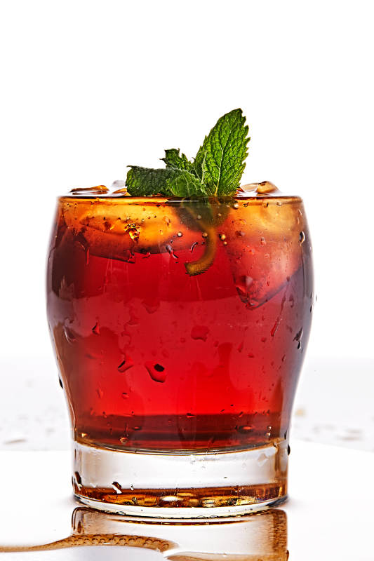 透明玻璃被装的满是冰块清凉解暑的碳酸饮料图片