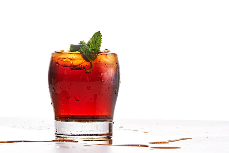 透明玻璃被装的满是冰块清凉解暑的碳酸饮料图片