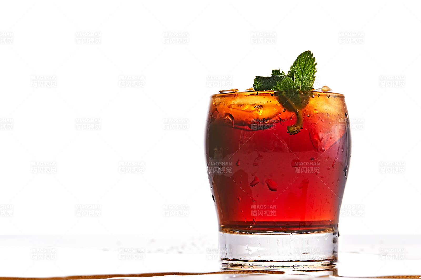 透明玻璃被装的满是冰块清凉解暑的碳酸饮料图片