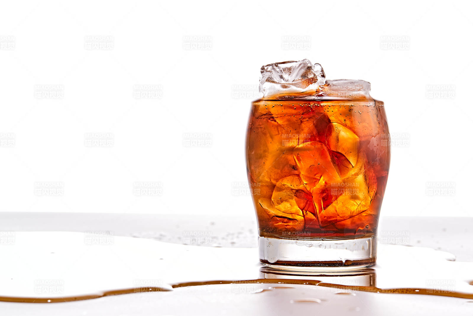 透明玻璃被装的满是冰块清凉解暑的碳酸饮料图片