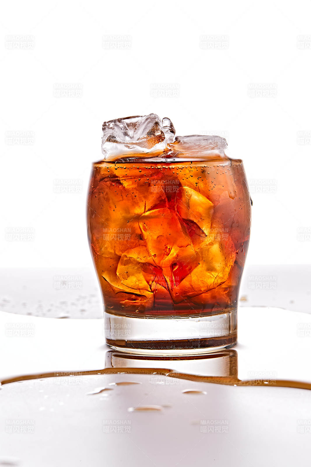 透明玻璃被装的满是冰块清凉解暑的碳酸饮料图片