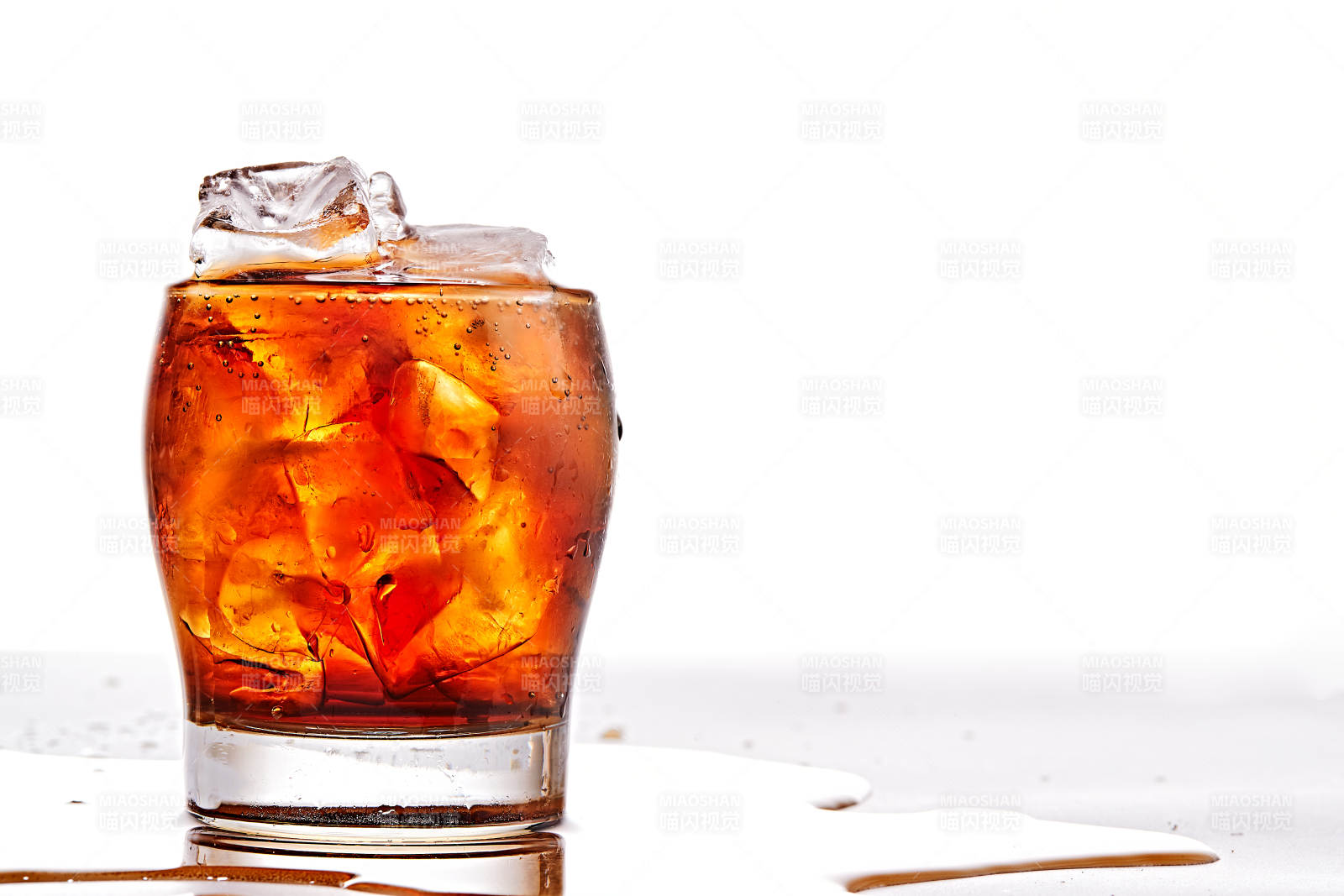 透明玻璃被装的满是冰块清凉解暑的碳酸饮料图片