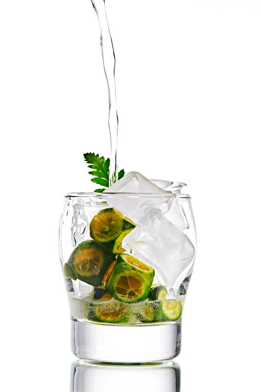 透明玻璃被装的满是冰块清凉解暑的碳酸饮料图片