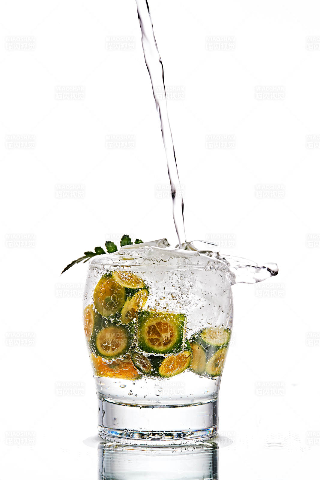 透明玻璃被装的满是冰块清凉解暑的碳酸饮料图片