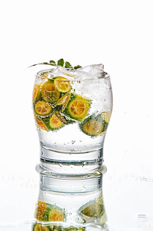 透明玻璃被装的满是冰块清凉解暑的碳酸饮料图片