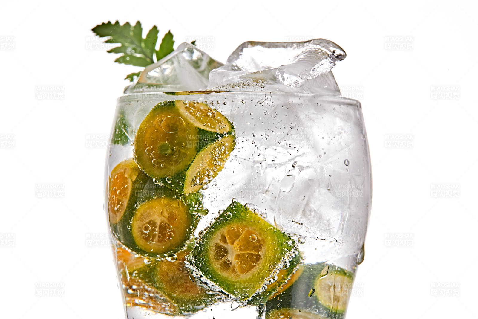 透明玻璃被装的满是冰块清凉解暑的碳酸饮料图片