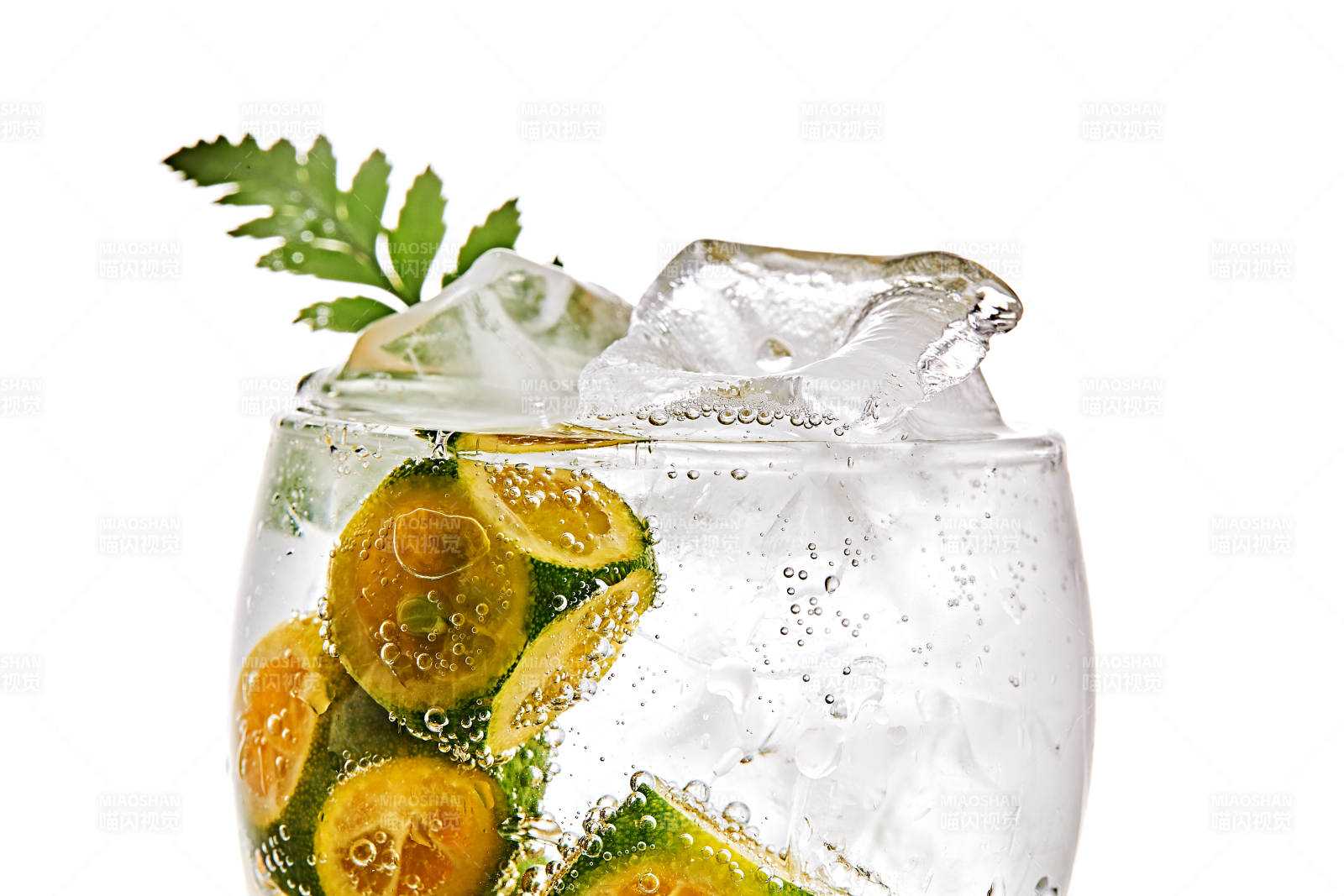 透明玻璃被装的满是冰块清凉解暑的碳酸饮料图片