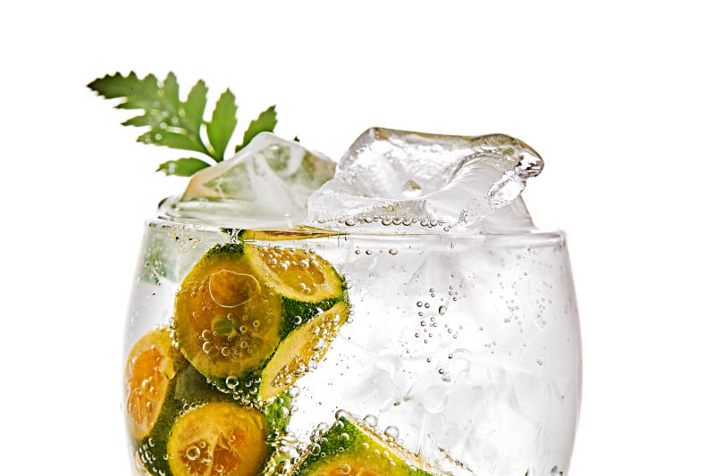 透明玻璃被装的满是冰块清凉解暑的碳酸饮料图片