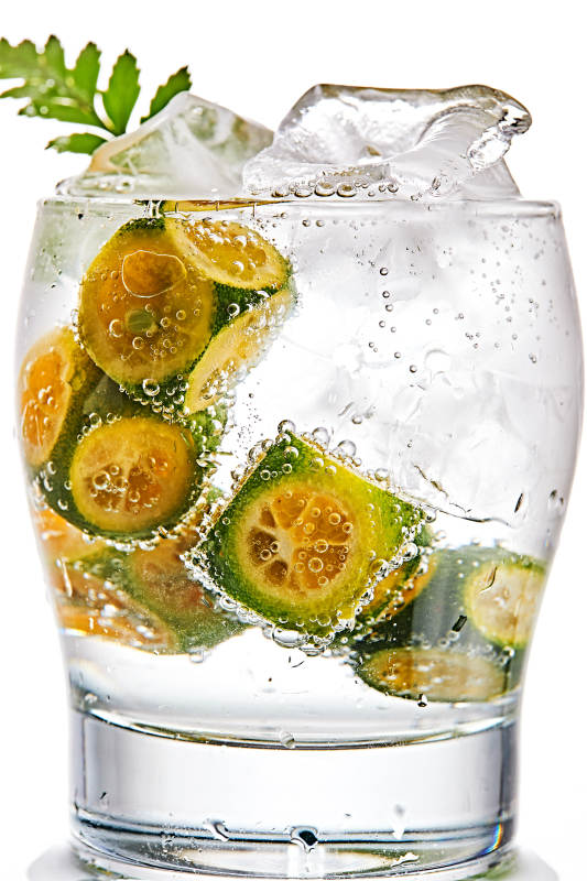 透明玻璃被装的满是冰块清凉解暑的碳酸饮料图片