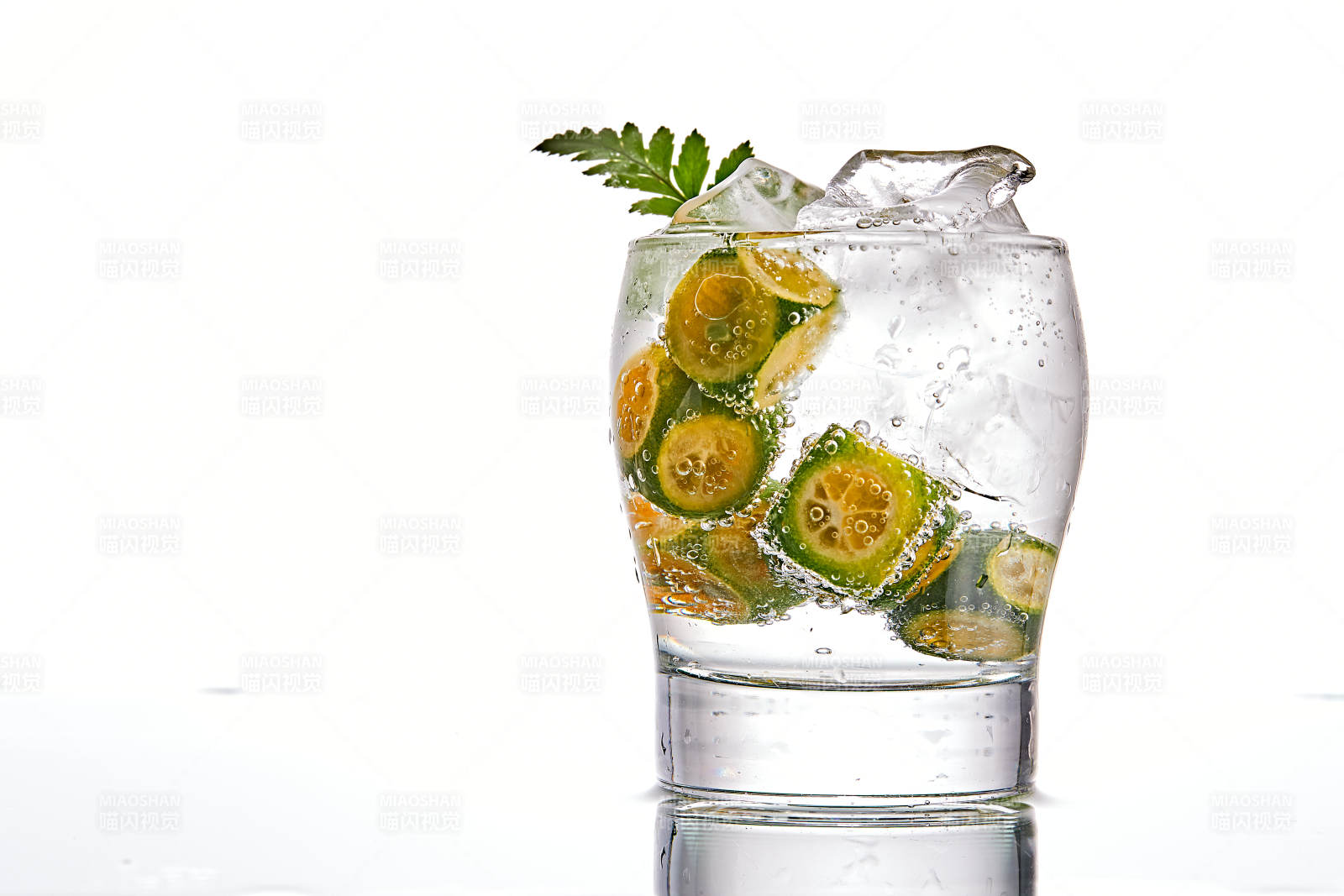 透明玻璃被装的满是冰块清凉解暑的碳酸饮料图片