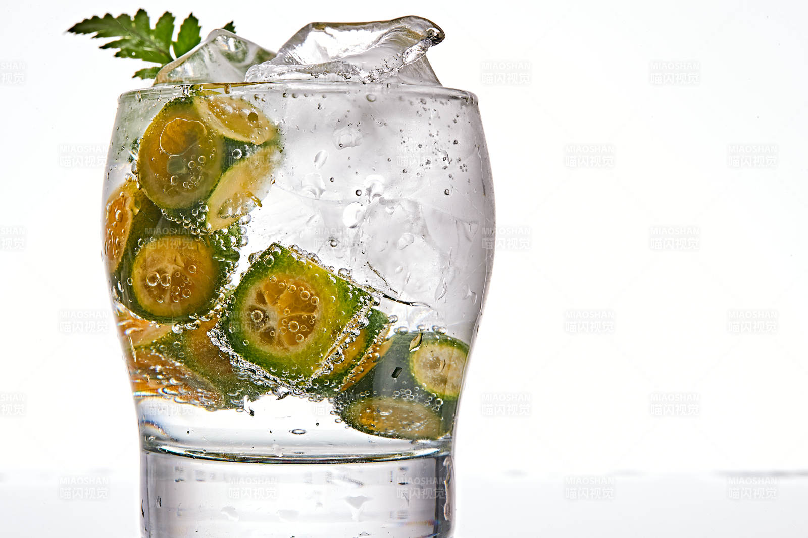 透明玻璃被装的满是冰块清凉解暑的碳酸饮料图片