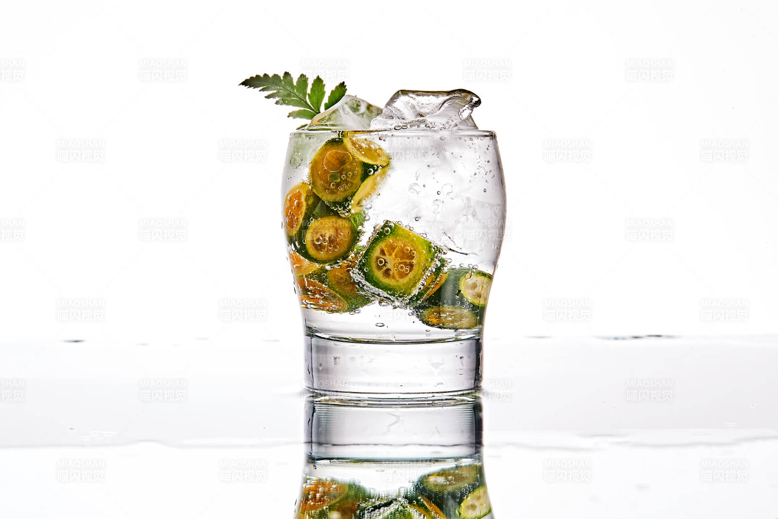 透明玻璃被装的满是冰块清凉解暑的碳酸饮料图片