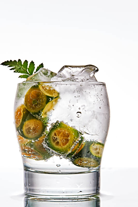 透明玻璃被装的满是冰块清凉解暑的碳酸饮料图片