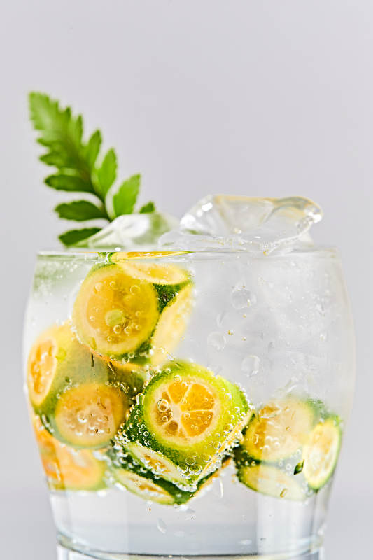 透明玻璃被装的满是冰块清凉解暑的碳酸饮料图片