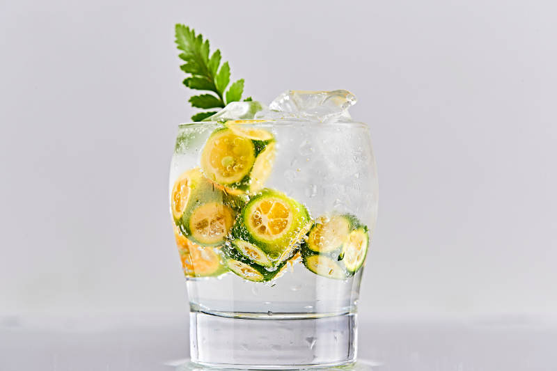 透明玻璃被装的满是冰块清凉解暑的碳酸饮料图片