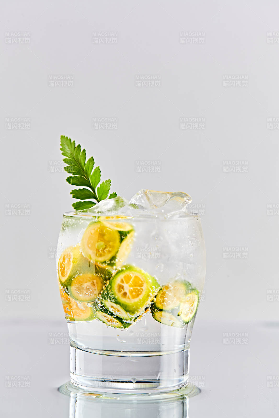 透明玻璃被装的满是冰块清凉解暑的碳酸饮料图片