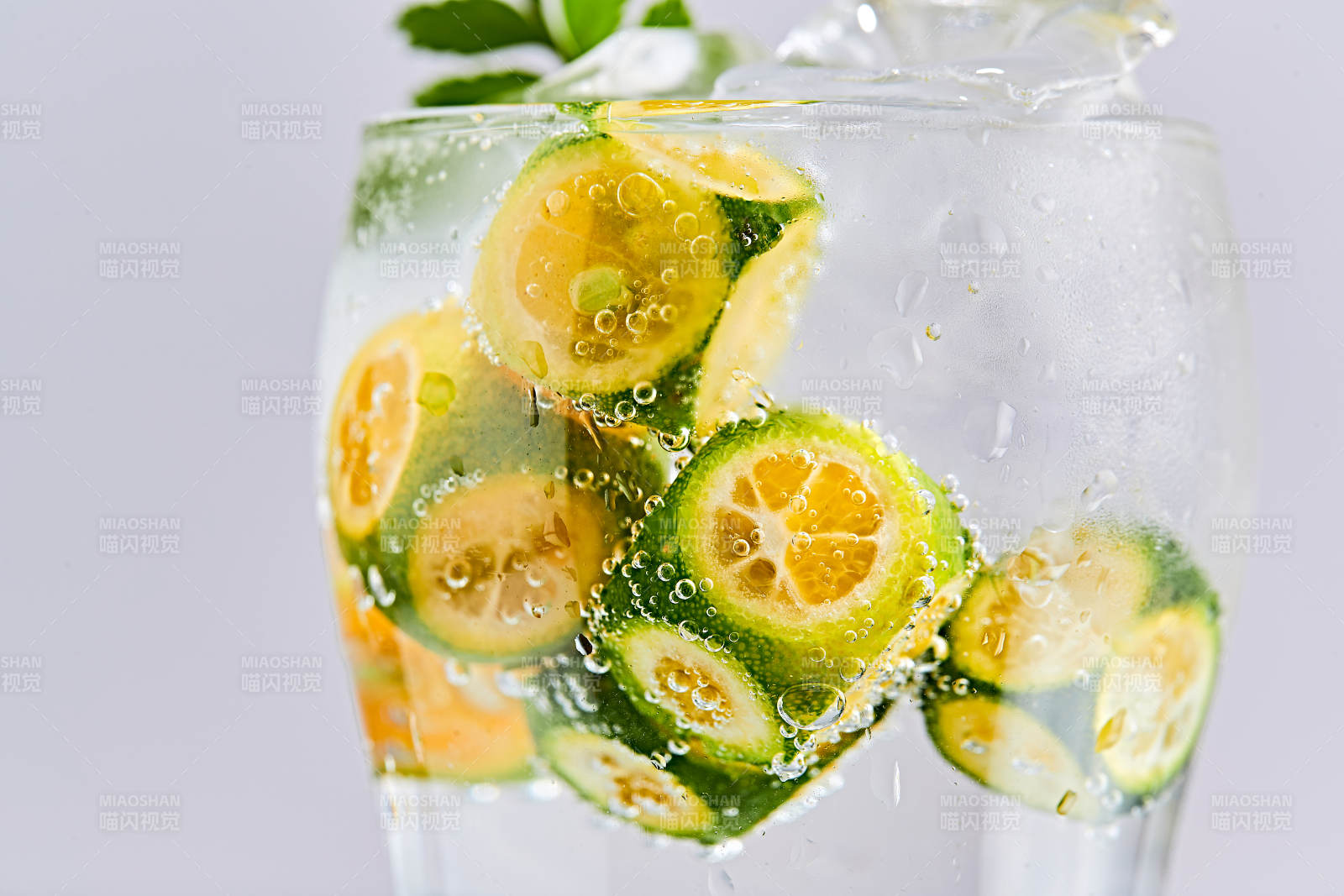 透明玻璃被装的满是冰块清凉解暑的碳酸饮料图片