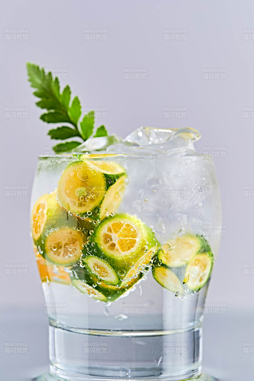 透明玻璃被装的满是冰块清凉解暑的碳酸饮料图片